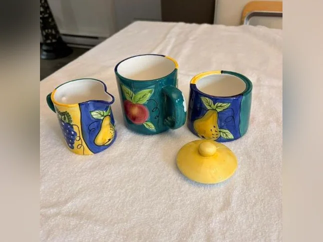Ensemble italien : tasse, sucrier et contenant à lait ou crème