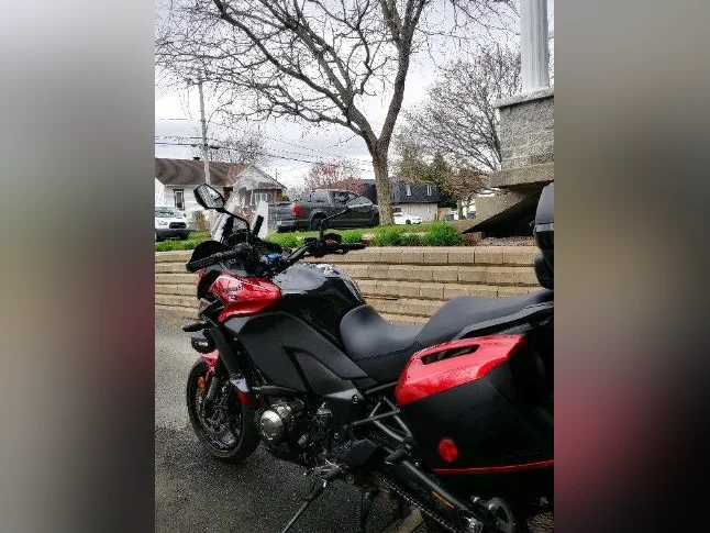 moto Kawazaki Versys 1000 2018 seulement 8k km comme neuve toujours dans un garage chauffé thumbnail 2