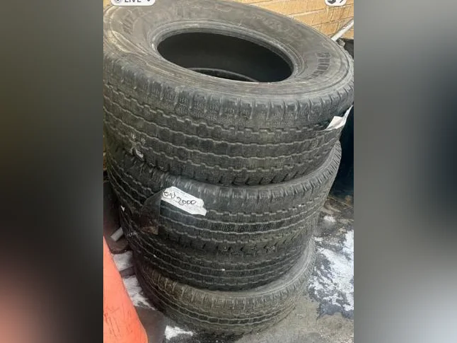 Quatre pneus pour un Excursion de Ford, bon pour l'été, le nôtre volé 265/85R16 99$ pour les 4