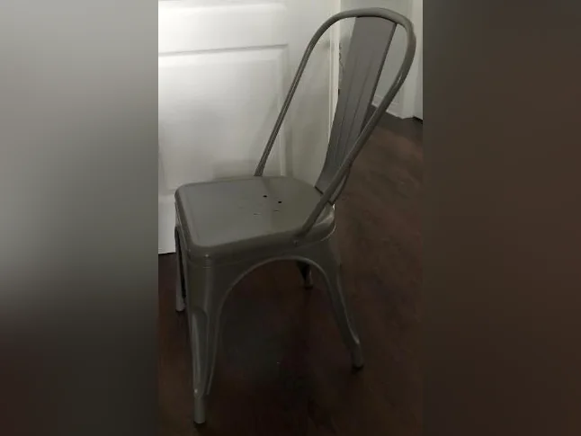 4 chaises de métal à vendre thumbnail 2