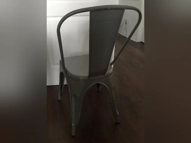 4 chaises de métal à vendre thumbnail 3
