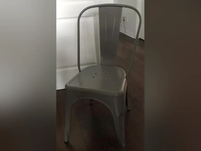 4 chaises de métal à vendre