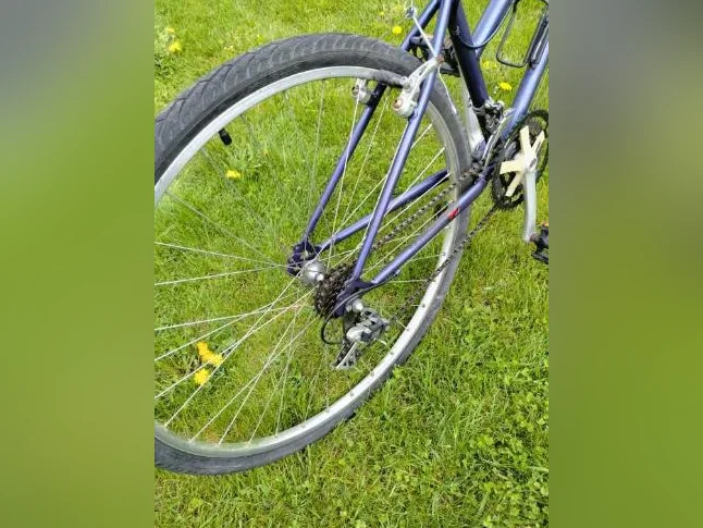 Vélo minelli de 18 vitesses avec roue de 28 pouces thumbnail 3