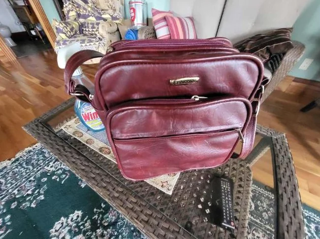 plusieurs meubles a vendre, tel table de télévision, bureau noir, cuisinière et autres. thumbnail 7