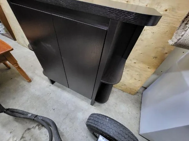 plusieurs meubles a vendre, tel table de télévision, bureau noir, cuisinière et autres. thumbnail 2