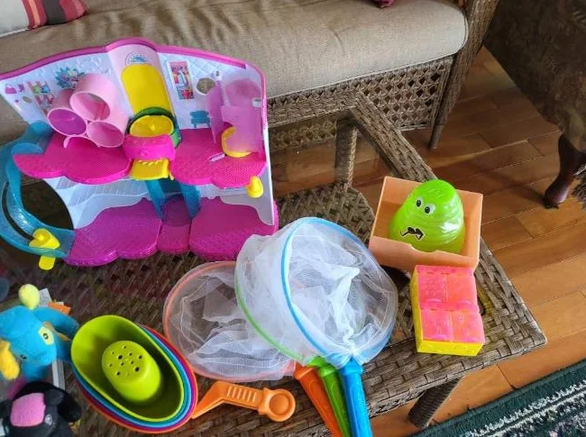 plusieurs meubles a vendre, tel table de télévision, bureau noir, cuisinière et autres. thumbnail 9