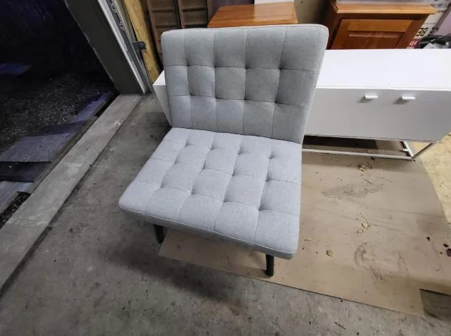 plusieurs meubles a vendre, tel table de télévision, bureau noir, cuisinière et autres.