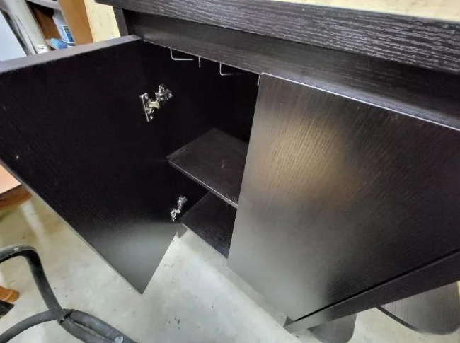 plusieurs meubles a vendre, tel table de télévision, bureau noir, cuisinière et autres. thumbnail 3