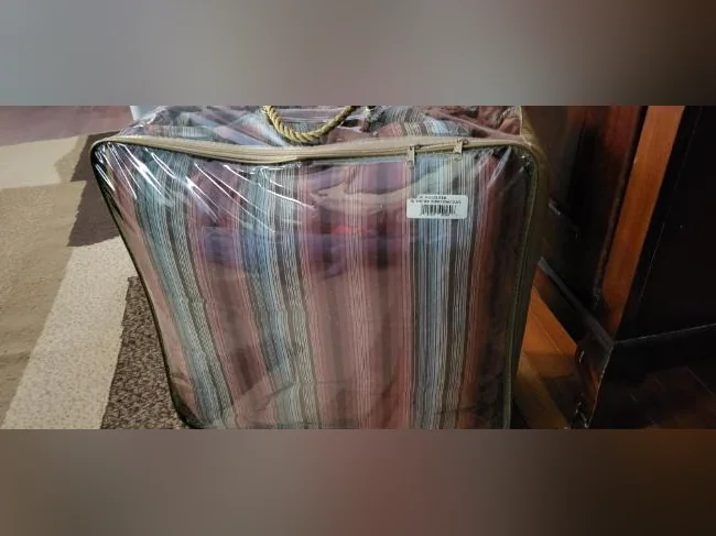 plusieurs meubles a vendre, tel table de télévision, bureau noir, cuisinière et autres. thumbnail 6