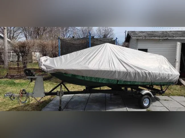Le bateau est entièrement équipé pour la pêche