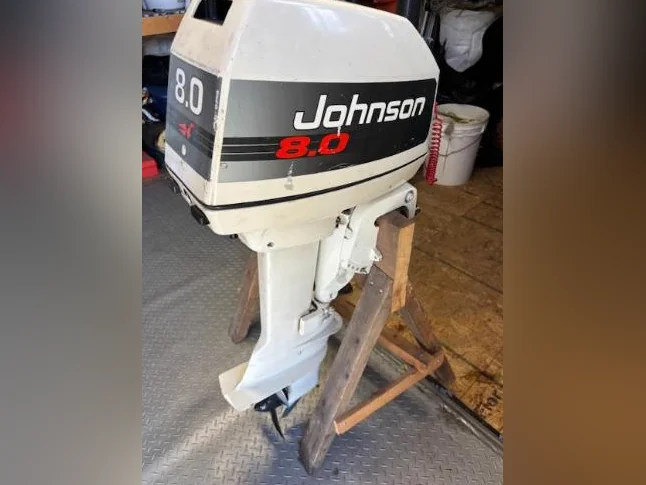 Moteur hors-bord Johnson 8 forces 2 temps et moteur Evinrud 2 forces 2 temps thumbnail 2