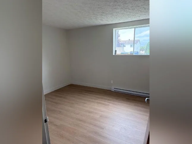 Logement 4 1/2 à louer 1050$ mois thumbnail 4