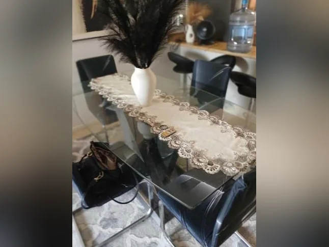 tres belle table avec 4 chaises thumbnail 2