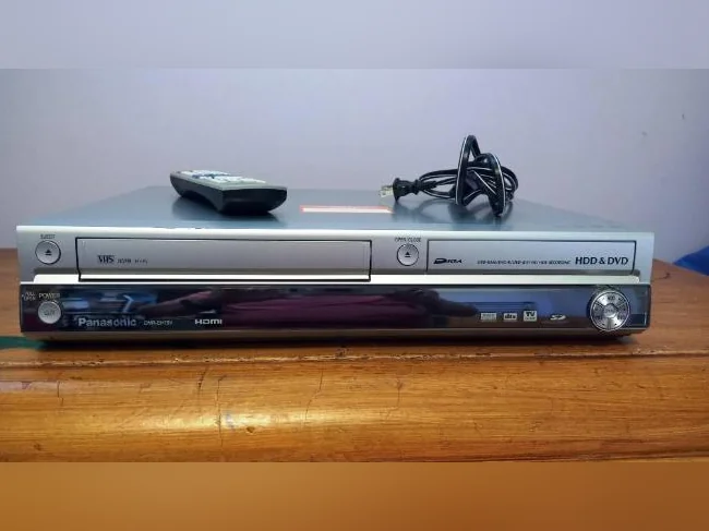 Lecteur enregistreur DVD,VHS,HDD,HDMI Panasonic avec télécommande, PIÈCES SEULEMENT.