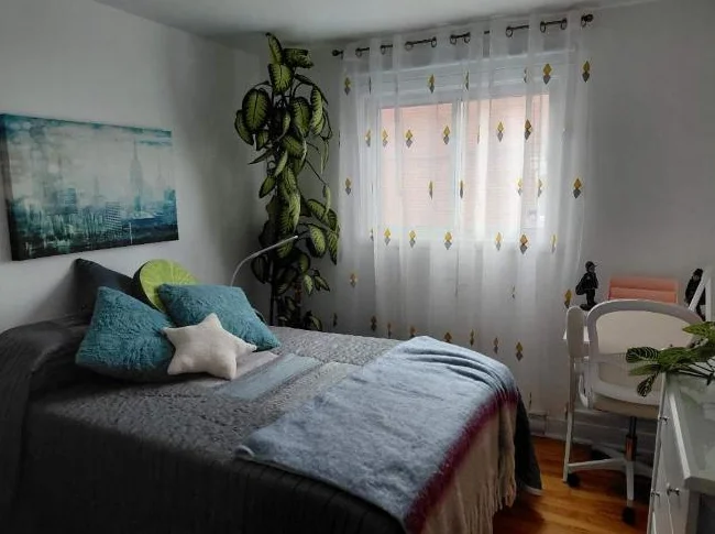 Chambre à louer dans un 5 1/2 , tout inclus, 150$ par semaine. Idéal pour étudiant.