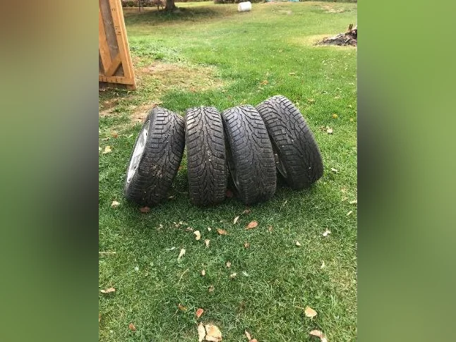 4 pneus d’hiver 215/60 R16 sur mague + 1 pneu de secours sur rime gratuit