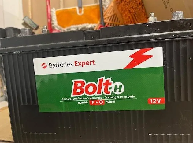 Vends 2 batteries 12 V à décharge et un moteur électrique Minn Kota 12 V - 55 lbs