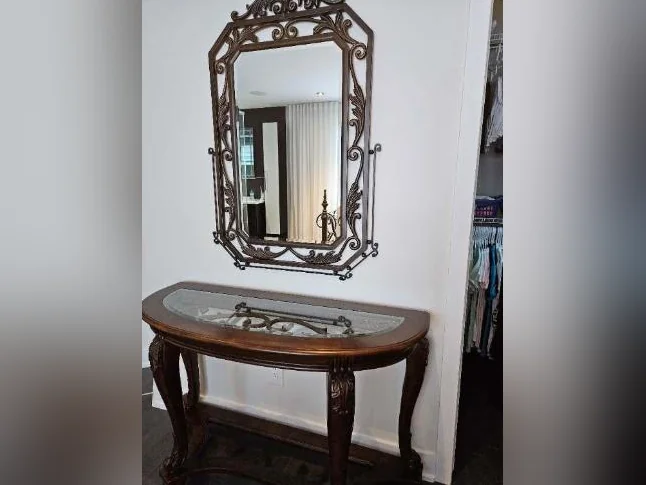 Table Ovale 325$ et Miroir en fer forgé 100$