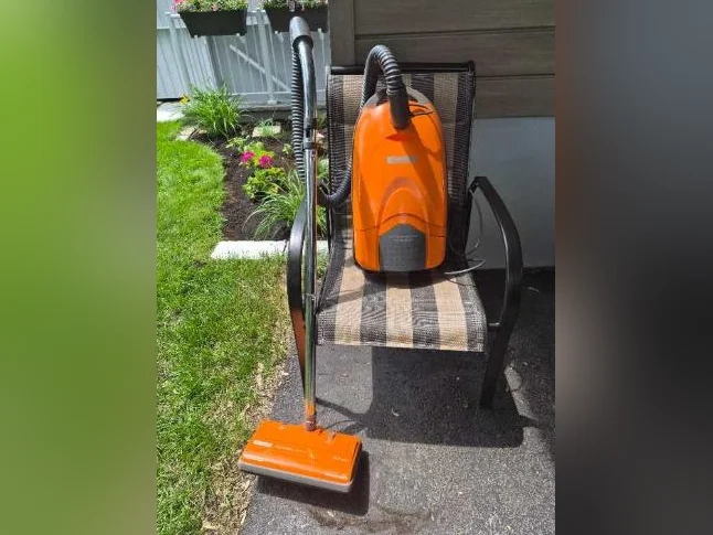 Aspirateur traîneau et son balai rotatif