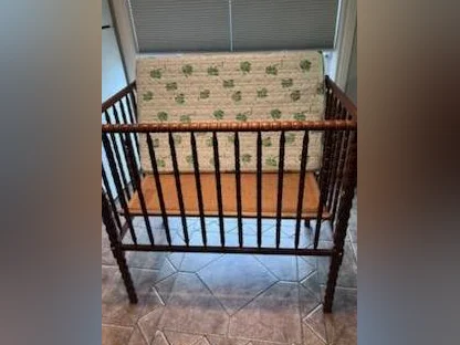 Petite bassinette/couchette/lit pour bébé avec matelas thumbnail 2