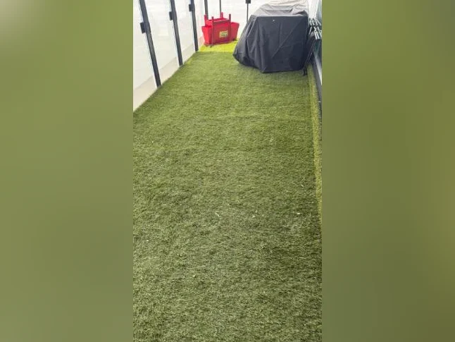 Gazon artificiel à vendre – 20’ x 7’, excellent état