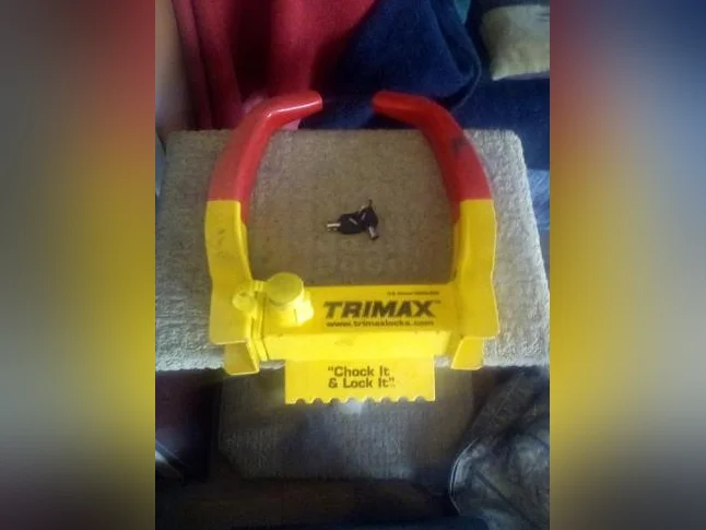 Sabot de Denver (cale de roue) de marque Trimax.
