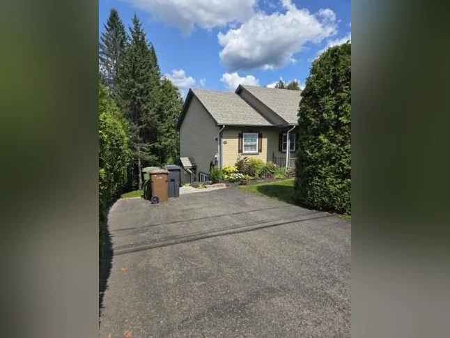 ST-SAUVEUR. grand logement, rez de jardin