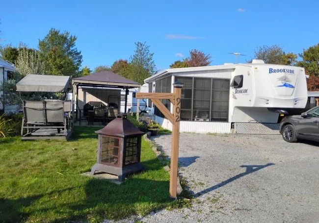 ROULOTTE ''FIFTH WHELL'', 2008, 30 pi., gazébo et solarium, sur Camping St-Esprit, Ville de Québec.