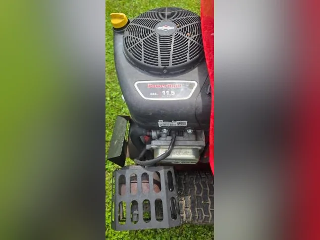 tracteur snapper RE110 2017 avec moteur 11.5hp  briggs & stratton 28 pouce de coupe dics drive variable thumbnail 3