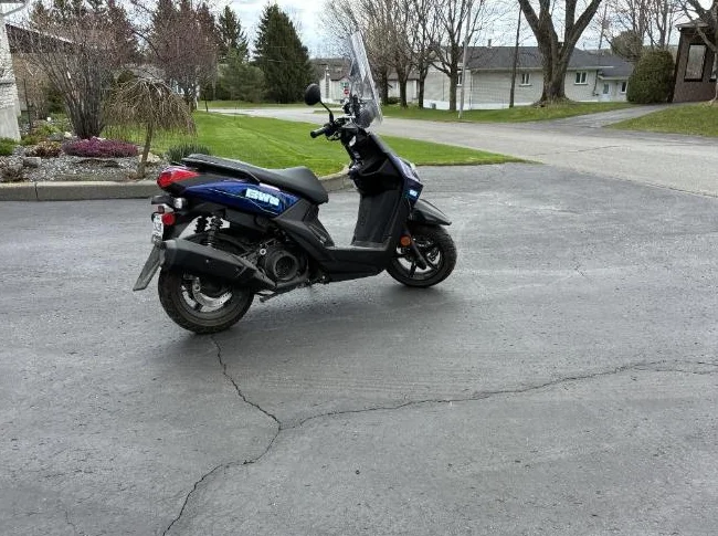 SCOOTER YAMAHA YW125LL 2020 AVEC SUPPORT DE MOTO