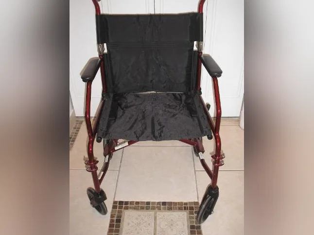 Chaise de transport, de déplacement dans la maison de marque Medline, pas de support pour les pieds thumbnail 4