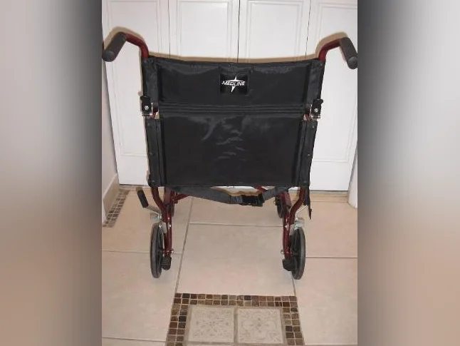Chaise de transport, de déplacement dans la maison de marque Medline, pas de support pour les pieds thumbnail 2