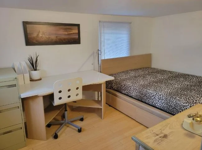 Petit studio 2 1/2, belle vue sur terrain boisé près de l'eau