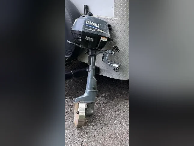 Chaloupe 12' alu et moteur Yamaha 2.5HP thumbnail 2