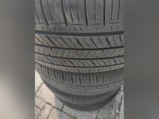 215-55R17x4 pneus été Nexen. Très bon état.