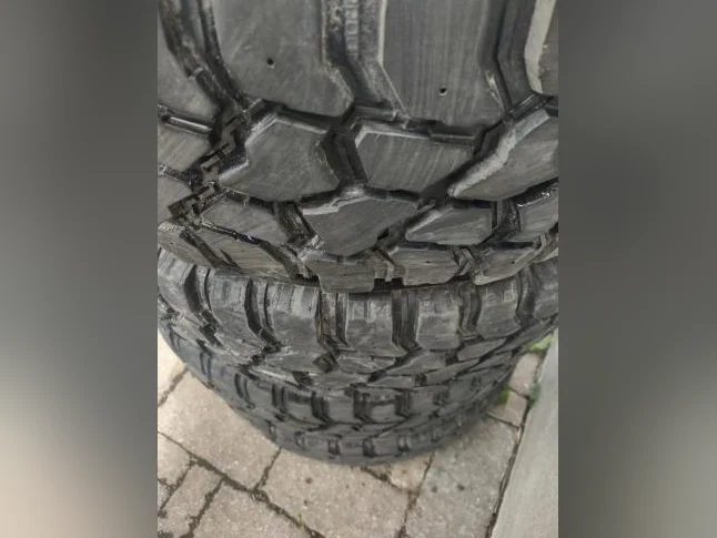LT 245-70R17x4 pneus été Nokian Rockproof pour dépanner. 2 pneus plus usés! Voir photos!