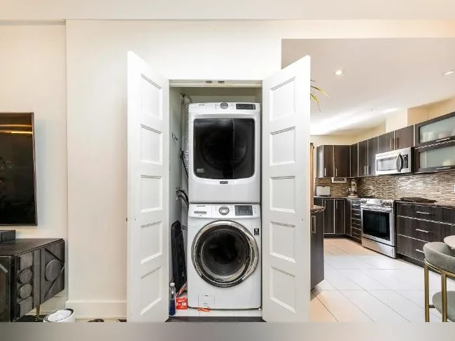 Splendid modern style condo Berri Uqam 2490/m thumbnail 7