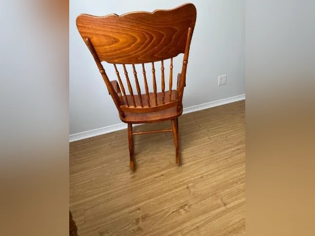 Chaise berçante en bois be franc thumbnail 3