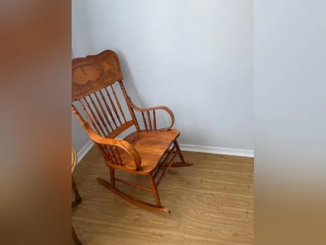 Chaise berçante en bois be franc thumbnail 2