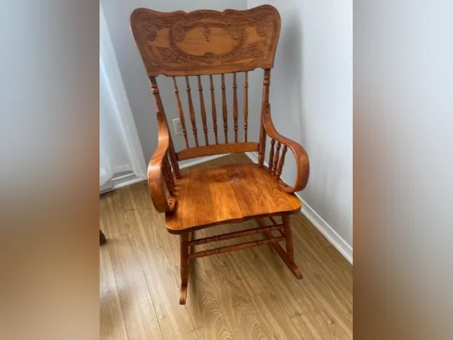 Chaise berçante en bois be franc