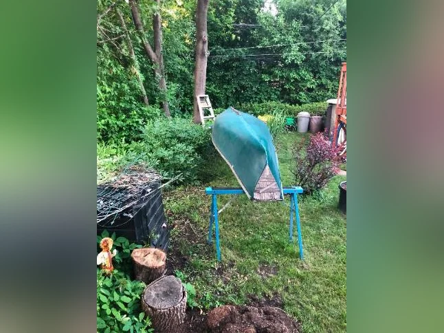 Canot 17 pieds en cèdre toile et quille à refaire l’intérieur impeccable