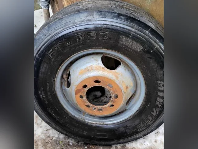(**FAITES UNE OFFRE DOIS PARTIR **) pneus de camion poids lourd avec roue