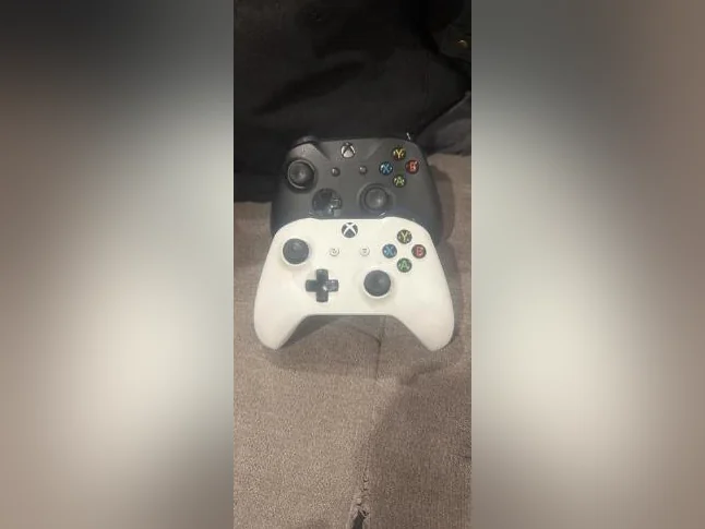 2manettes Xbox(Il RESTE JUSTE LA NOIR)