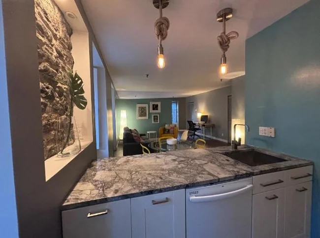 Joli appartement entièrement meublé + équipé Vieux Port thumbnail 4