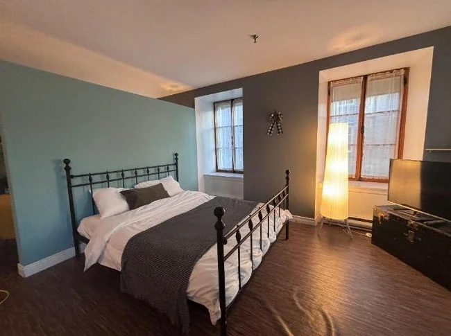 Joli appartement entièrement meublé + équipé Vieux Port thumbnail 2