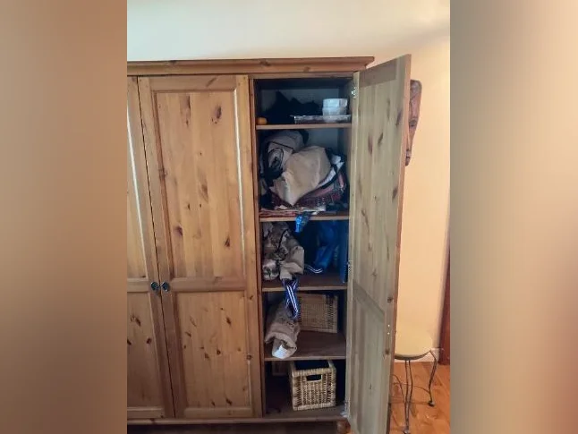 Armoire penderie en bois en très bon état thumbnail 3