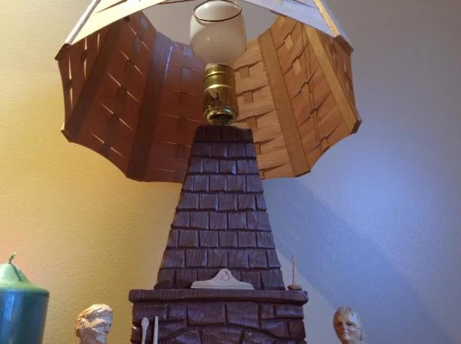LAMPE EN BOIS SCULPTÉ – L. FORTIN – ST-JEAN-PORT-JOLI thumbnail 4