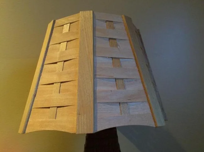 LAMPE EN BOIS SCULPTÉ – L. FORTIN – ST-JEAN-PORT-JOLI thumbnail 3