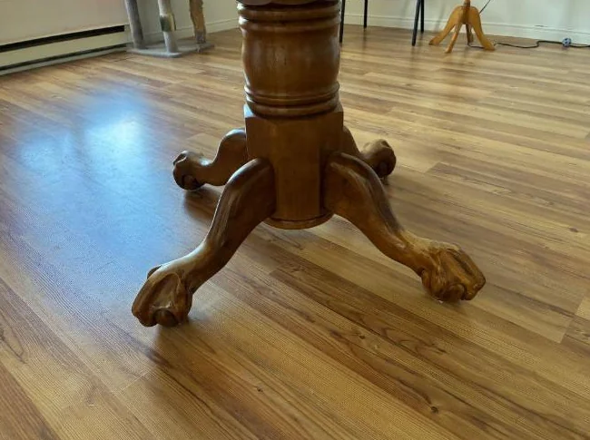 Table ronde et chaises en bois franc thumbnail 3