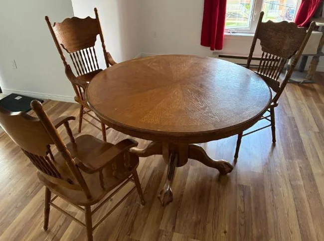 Table ronde et chaises en bois franc thumbnail 2